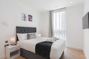 3 bedrooms, iron/ironing board, free WiFi, bed sheets - 3br-sleeps8-central London-parking (London)