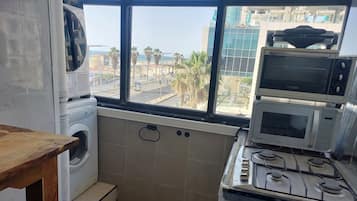 Comfort Apartment, Balcony, Beach View | Private kitchen