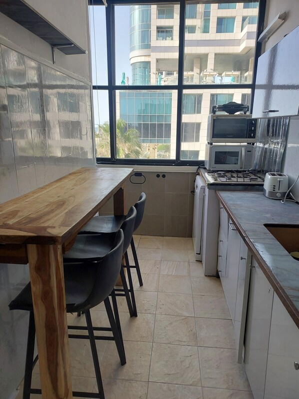 Comfort Apart Daire, Balkon, Plaj Manzaralı | Özel mutfak | Tam boy buzdolabı, mikrodalga fırın, set üstü ocak, bulaşık makinesi 