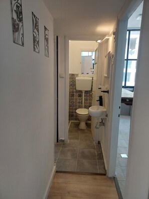 Appartement Confort, balcon, vue sur la plage | Salle de bain | Douche, séchoir à cheveux, serviettes fournies, savon
