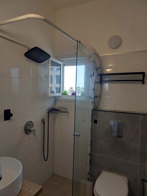 Apartamento conforto, sacada, vista para a praia | Banheiro | Chuveiro, secador de cabelo, toalhas de banho, sabonete