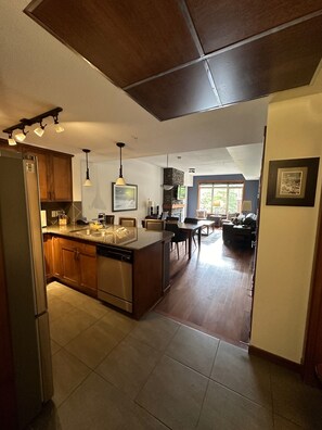Interior - Amazing Stoneridge Hidden Gem (Canmore)