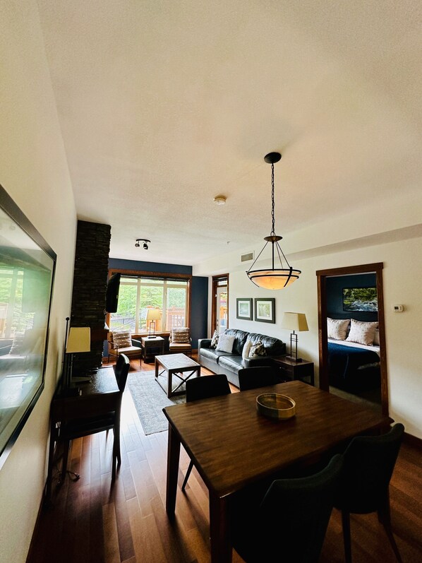 Smart-TV, Kamin, Stereoanlage