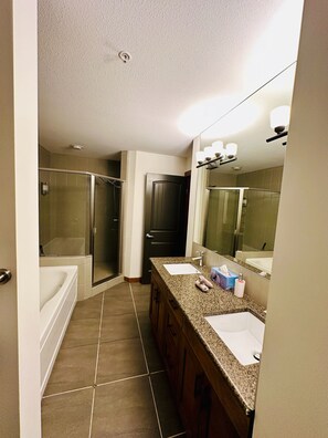 Hair dryer, towels, soap, shampoo - Amazing Stoneridge Hidden Gem (Canmore)