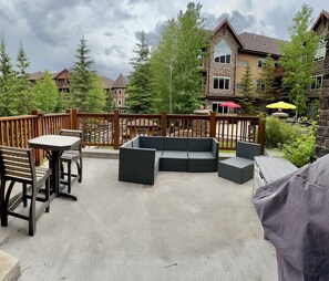 Outdoor dining - Amazing Stoneridge Hidden Gem (Canmore)