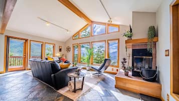 Fernseher, Kamin, BĂŒcher, Stereoanlage