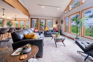 Fernseher, Kamin, Bücher, Stereoanlage