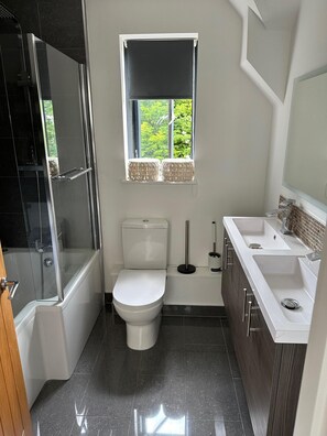 House | Bathroom | Shower, towels - Tranquil Oxford Retreat 4 Bedroom House Aircon (Oxford)