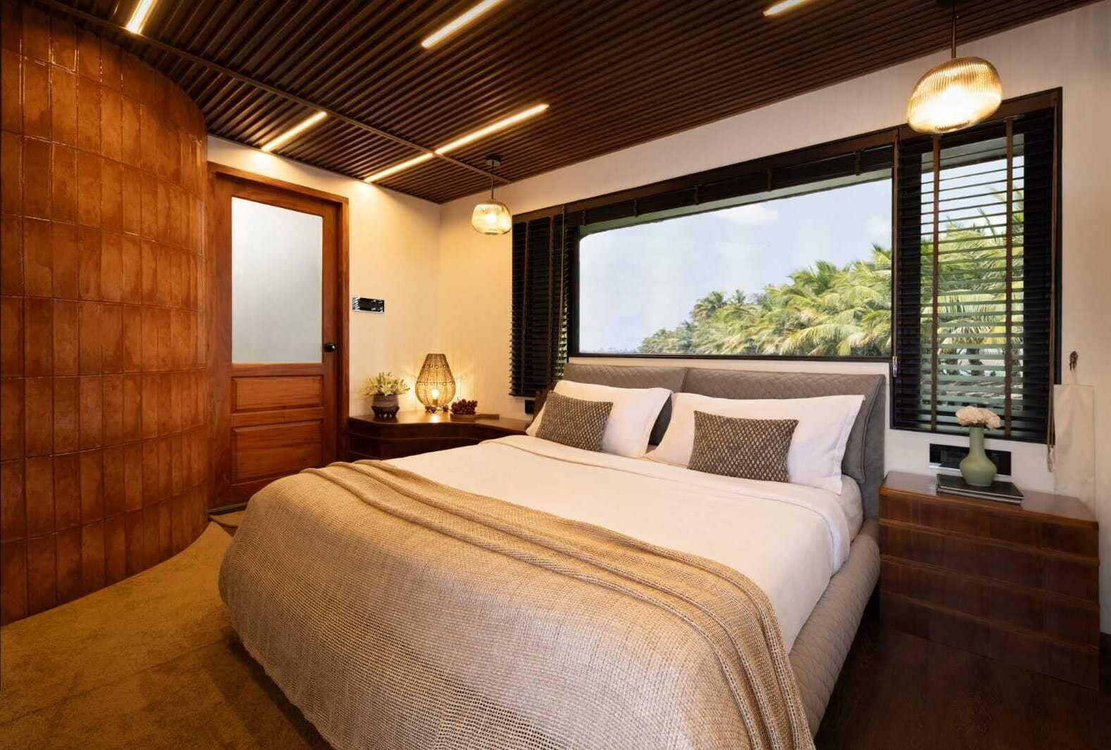 7 bedrooms, desk, WiFi, bed sheets