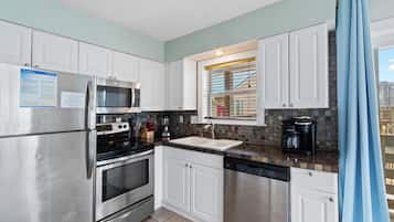 Signature Condo, 2 Bedrooms, Pool Access, City View | Private kitchen | Fridge, microwave, oven, stovetop
