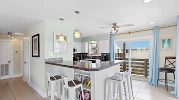 Signature Condo, 2 Bedrooms, Pool Access, City View | Private kitchen | Fridge, microwave, oven, stovetop