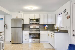 Apartment (2 Bedrooms) | Interior - Walk to Beach: Somers Point Apartment! (Somers Point)