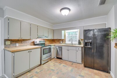 Cozy Fairhope Retreat w/ Patio & Grill!