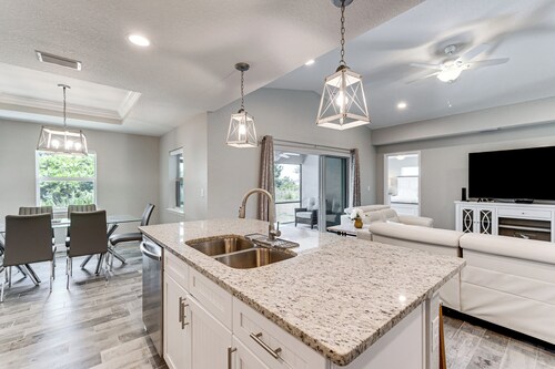 South Gulf Cove Retreat w/ Grill - 13 Mi to Beach!