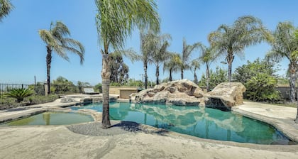 Riverside Triplex 10 Mi to Dtwn: Great for Groups