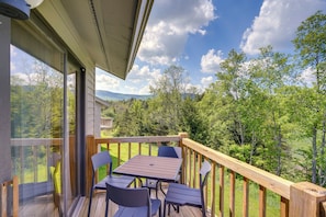 Outdoor dining - Catskills Townhome ~ 2 Mi to Windham Mountain Club (Windham)
