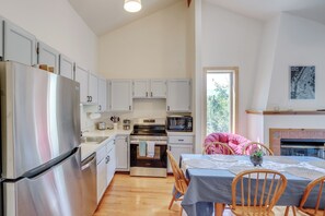 Microwave, oven, stovetop, dishwasher - Catskills Townhome ~ 2 Mi to Windham Mountain Club (Windham)