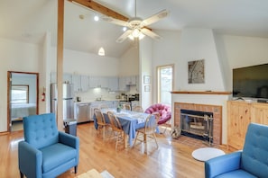 TV, fireplace, DVD player, books - Catskills Townhome ~ 2 Mi to Windham Mountain Club (Windham)