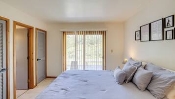 3 bedrooms, desk, laptop workspace, bed sheets