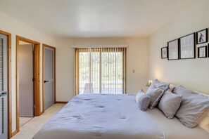 3 bedrooms, desk, laptop workspace, bed sheets - Catskills Townhome ~ 2 Mi to Windham Mountain Club (Windham)