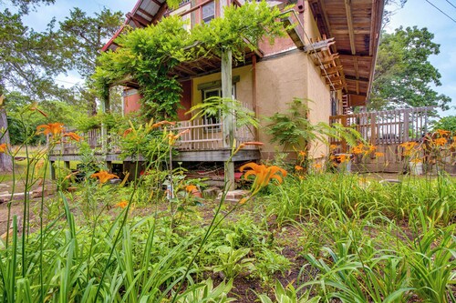 4 Mi to Historic District: Calico Rock Cabin!