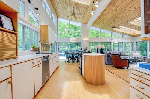 Modern Waterfront Home - 1 Mi to Cave Point Park!