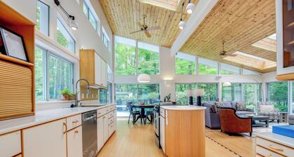 Modern Waterfront Home - 1 Mi to Cave Point Park!