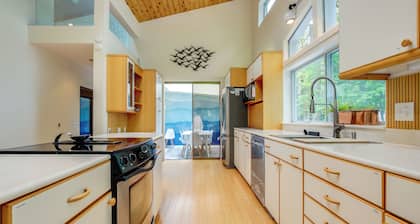 Modern Waterfront Home - 1 Mi to Cave Point Park!