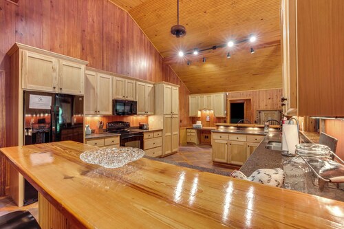 Private Walterboro Estate w/ Deck + Fire Pit!