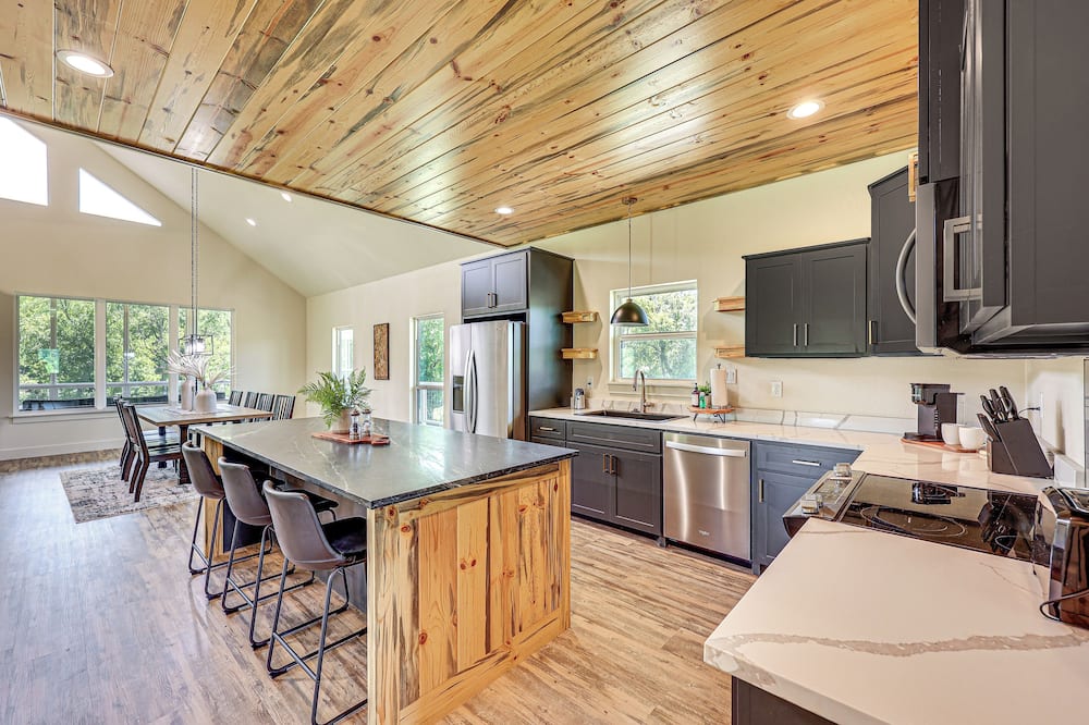 Riverfront Murfreesboro Cabin w/ Fire Pit - Murfreesboro, AR