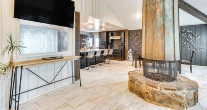 Remote Texas Retreat: Hot Tub, Deck, Grill!