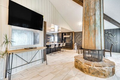 Remote Texas Retreat: Hot Tub, Deck, Grill!