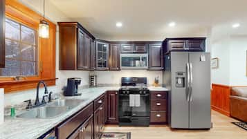 Een koelkast, een magnetron, een oven, een kookplaat