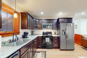 Kühlschrank, Mikrowelle, Ofen, Herdplatte