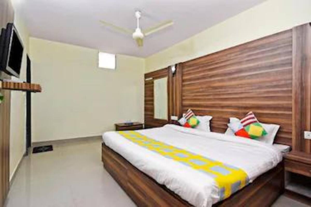 Kamar Deluks | Meja kerja, ruang kerja ramah laptop, dan tempat tidur lipat/tambahan