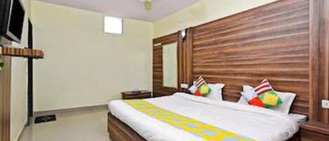 Deluxe Room | Desk, laptop workspace, rollaway beds, bed sheets