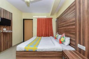 Deluxe kamer | Een bureau, een laptopwerkplek, extra bedden, beddengoed