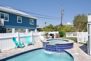Terrace/patio - 🧜🏻♀️Short, Easy Walk to Beach-Mermaid Tales #1 and #2🧜🏻♀️ (Fort Myers Beach)