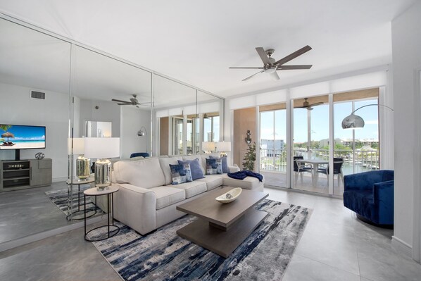 TV - 🌴Great Water Views, Fabulous Location-Palm Harbor #403🌴 (Fort Myers Beach)