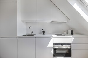 Kylskåp, mikrovågsugn, diskmaskin och kaffe- och tebryggare