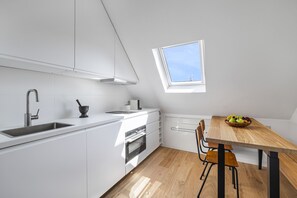 Kylskåp, mikrovågsugn, diskmaskin och kaffe- och tebryggare