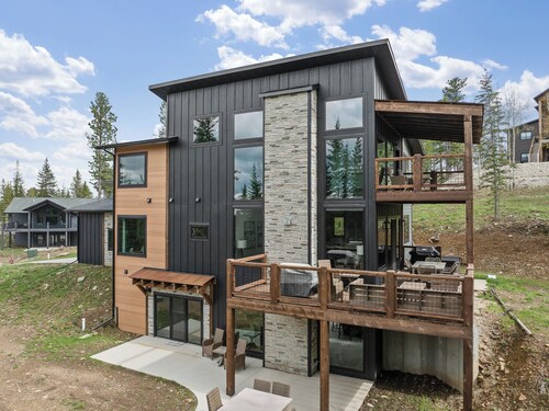 Modern 3600+ Sq. Ft. Lodge w/ Hot Tub, Arcade Games, Access to Clubhouse Pool