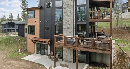 Modern 3600+ Sq. Ft. Lodge w/ Hot Tub, Arcade Games, Access to Clubhouse Pool