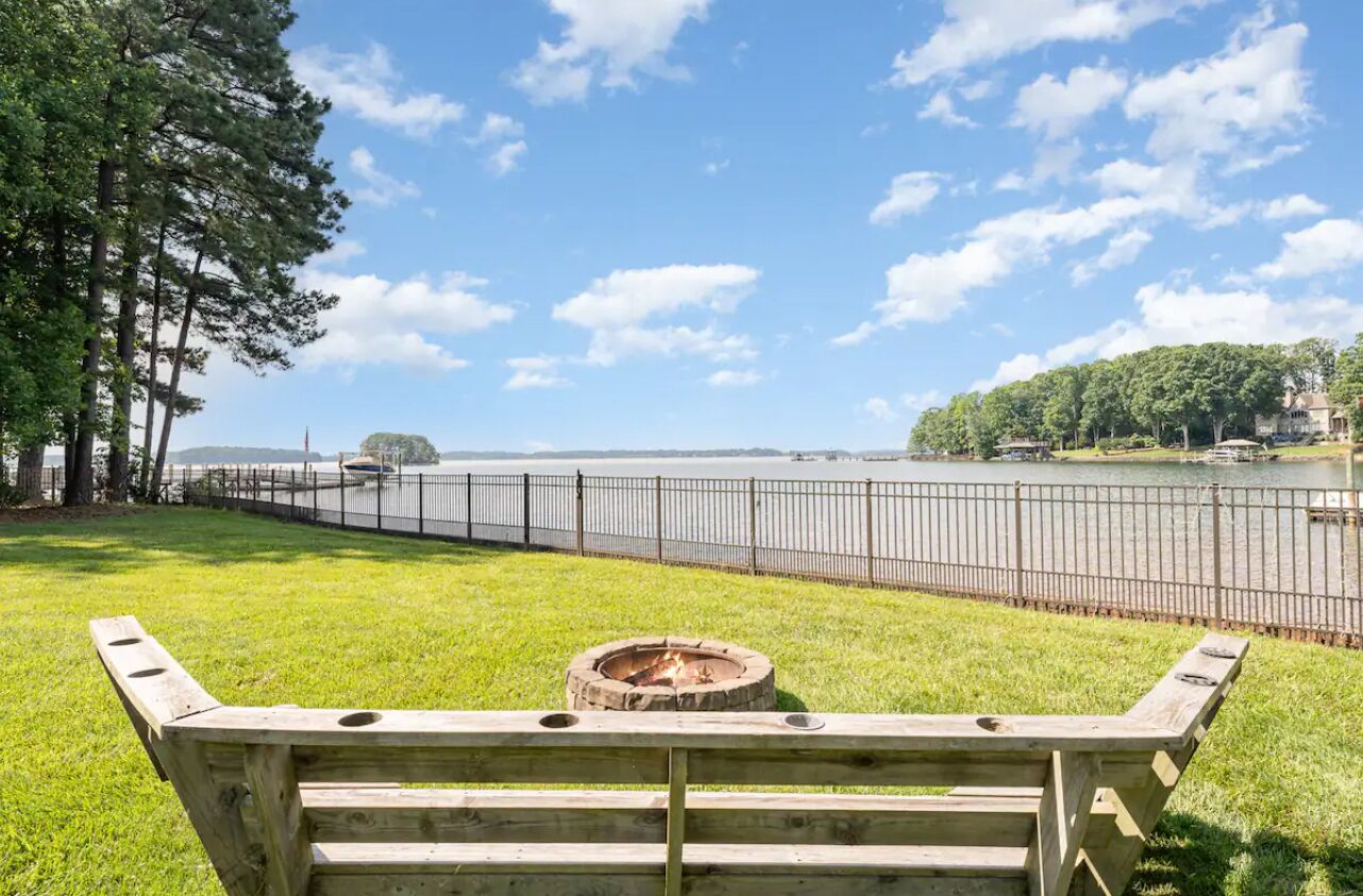 Spacious Lake Front 5-bedroom house with AC, WiFi in wonderful Mooresville