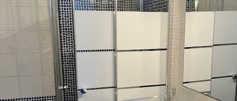 Dusche, Haartrockner, Bidet, Handtücher