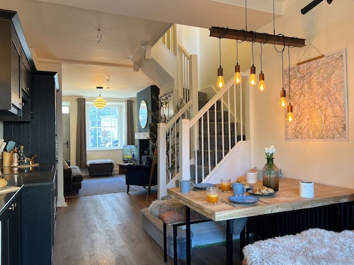 Anley Cottage, Keswick with wood burning stove, sunny garden and private parking.