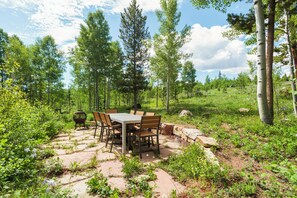 Outdoor dining - Burgundy Retreat- Beautiful Forest Mountain Getaway! (Silverthorne)