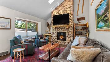 Televisión y chimenea