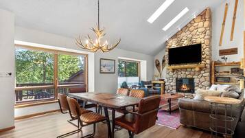 Televisión y chimenea