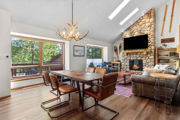 TV, fireplace - Burgundy Retreat- Beautiful Forest Mountain Getaway! (Silverthorne)